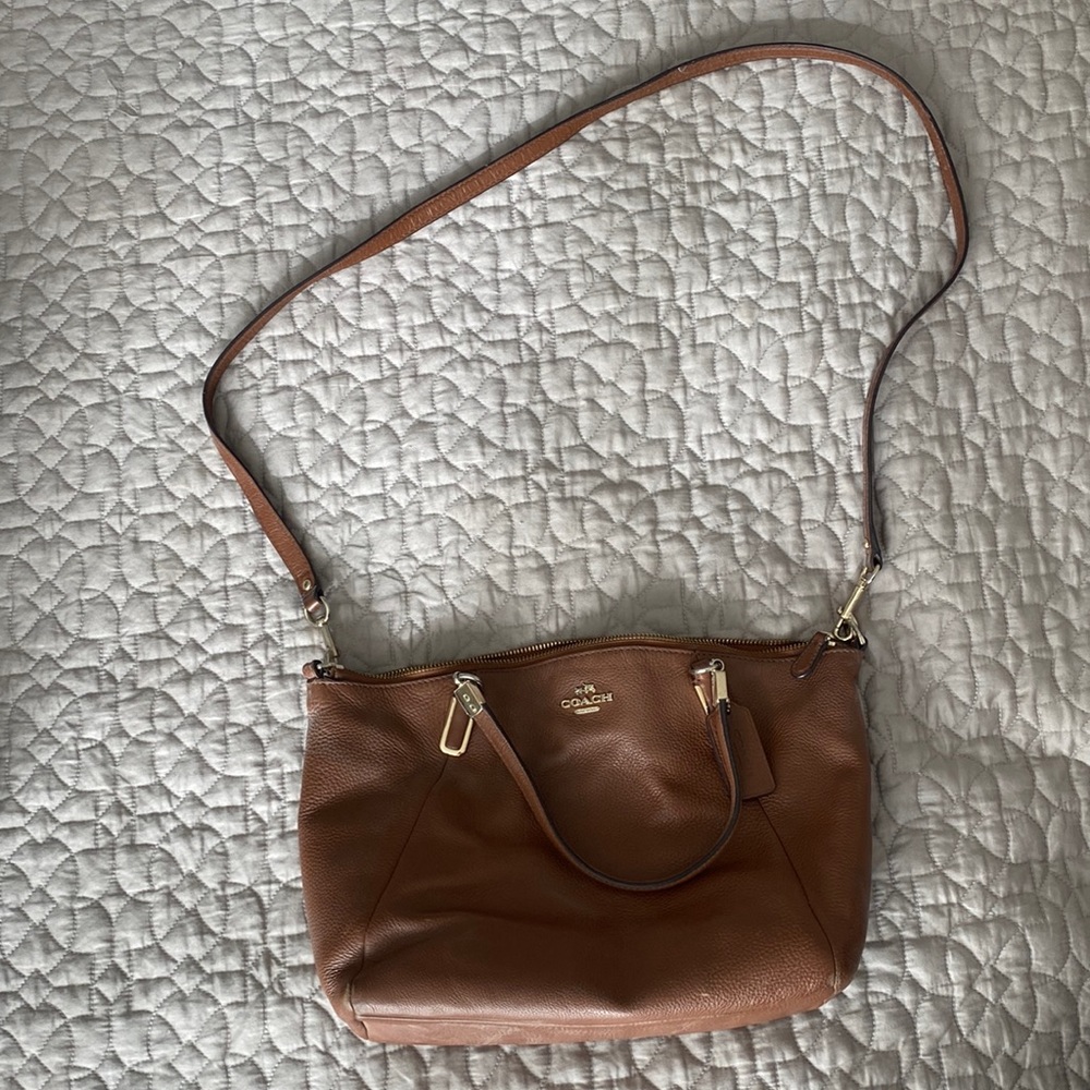 Brown coach bag. Medium size. Brown leather. With gold medal.
